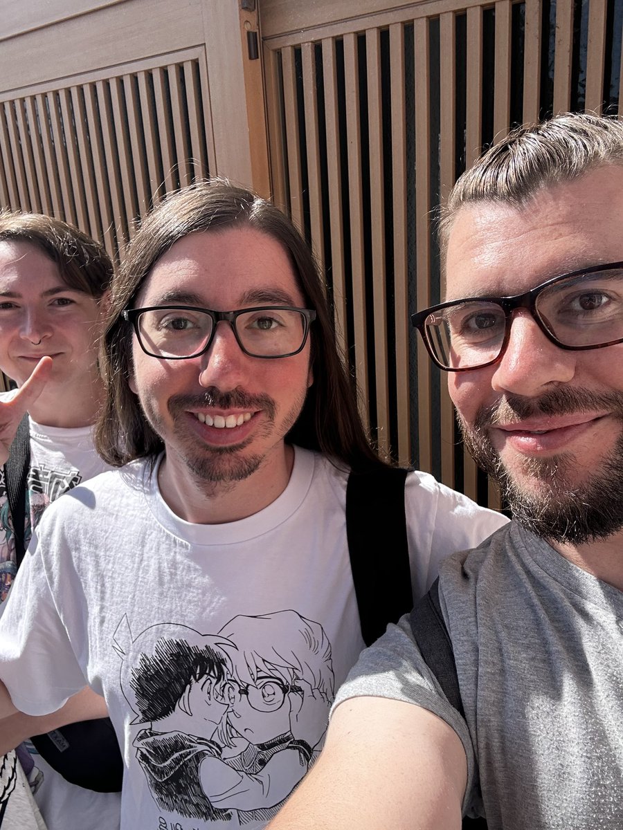 BurningUp26's tweet photo. Me vengo de viaje a Japón, voy a Kyoto y en el otro lado del mundo me encuentro con el bueno de @guinxu !! Gracias por la foto y por charlar con nosotros, un crack! https://t.co/kVykyCxGrn