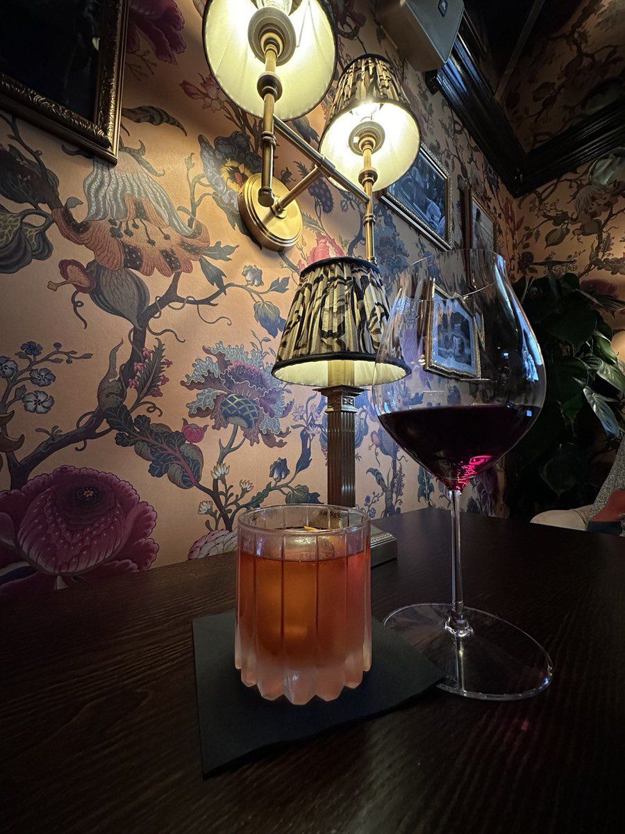 I love the chairs, the wallpaper and amazing decor.  I feel like I'm sitting in a 1920s Cafe in Paris at Brasserie Cherie 😍 #Bergen #Norway