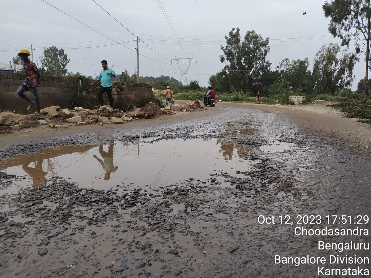 vimal3605's tweet photo. @osd_cmkarnataka @east_bengaluru @siddaramaiah @DKShivakumar @MLAShivanna @DKSureshINC @WFRising @BengaluruAgenda @Ashokmruthyu @ECityRising @Namma_Bengaluru @NammaBengaluroo @osd_cmkarnataka sorry but there is no clarity in your statement. actual reason is that road cannot be asphalted since there is no drainage and connection of calavuate to nearest water body.PWD and Panchayat are playing blame game with each other and not helping for the drainage. https://t.co/do0gTObwvP