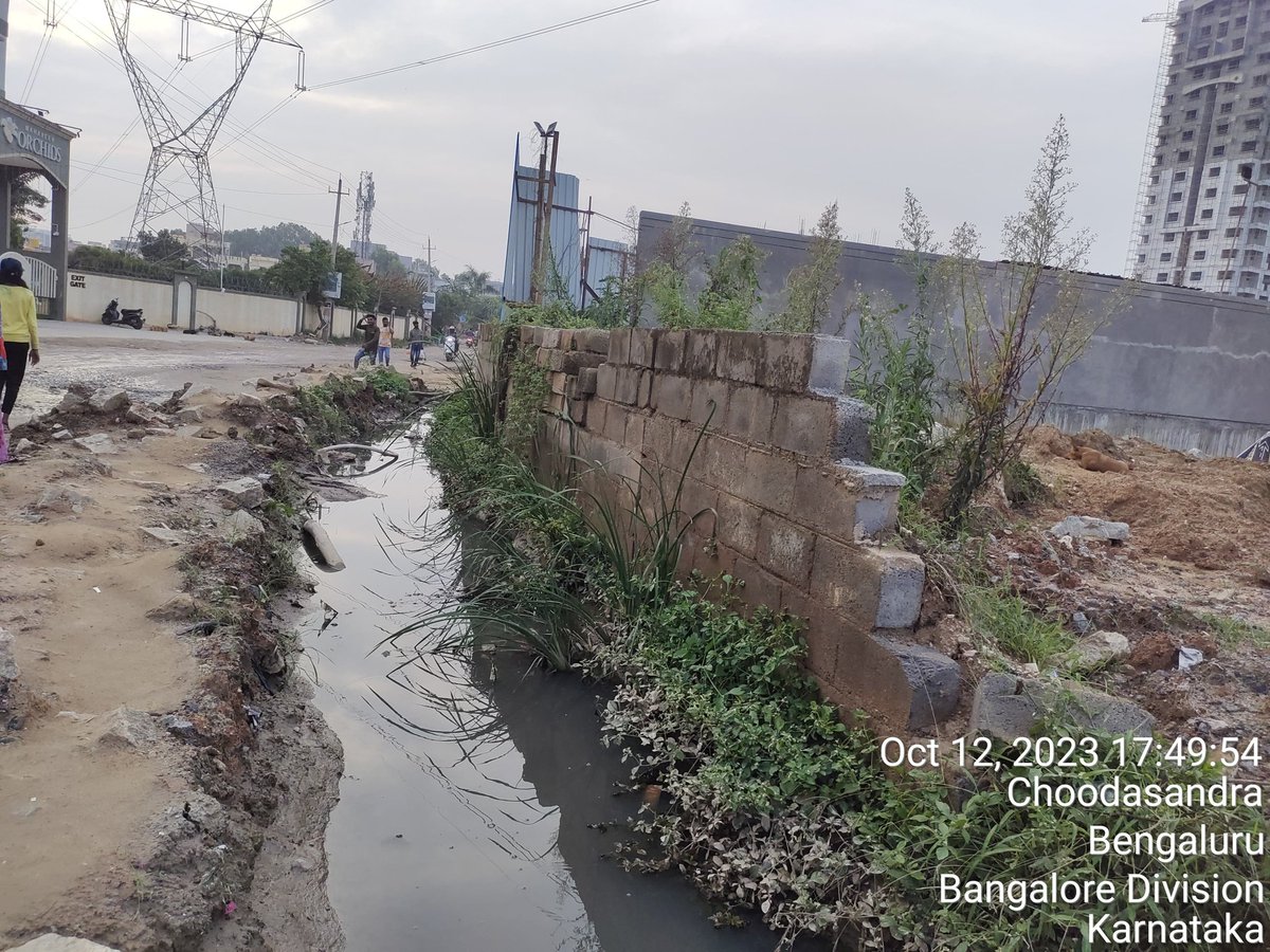 vimal3605's tweet photo. @osd_cmkarnataka @east_bengaluru @siddaramaiah @DKShivakumar @MLAShivanna @DKSureshINC @WFRising @BengaluruAgenda @Ashokmruthyu @ECityRising @Namma_Bengaluru @NammaBengaluroo @osd_cmkarnataka sorry but there is no clarity in your statement. actual reason is that road cannot be asphalted since there is no drainage and connection of calavuate to nearest water body.PWD and Panchayat are playing blame game with each other and not helping for the drainage. https://t.co/do0gTObwvP