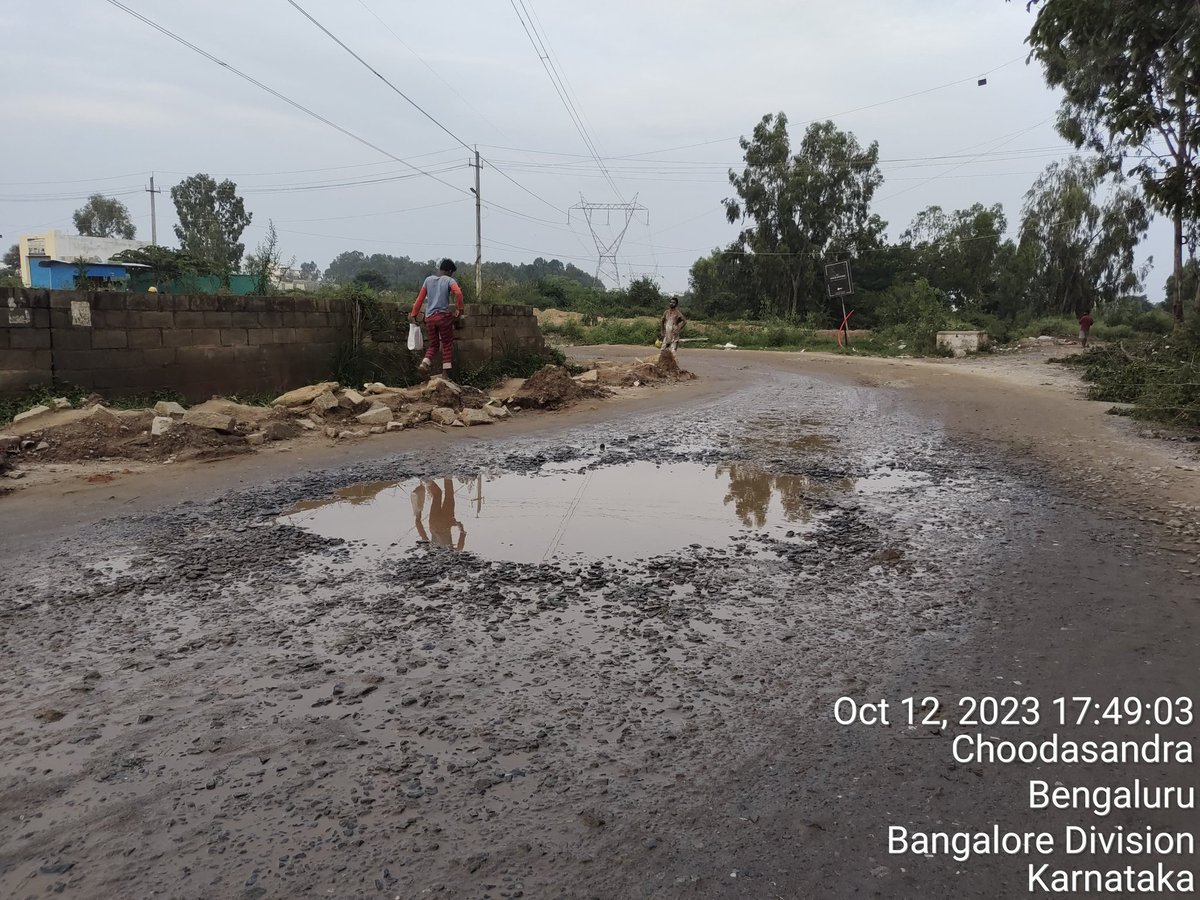 vimal3605's tweet photo. @osd_cmkarnataka @east_bengaluru @siddaramaiah @DKShivakumar @MLAShivanna @DKSureshINC @WFRising @BengaluruAgenda @Ashokmruthyu @ECityRising @Namma_Bengaluru @NammaBengaluroo @osd_cmkarnataka sorry but there is no clarity in your statement. actual reason is that road cannot be asphalted since there is no drainage and connection of calavuate to nearest water body.PWD and Panchayat are playing blame game with each other and not helping for the drainage. https://t.co/do0gTObwvP