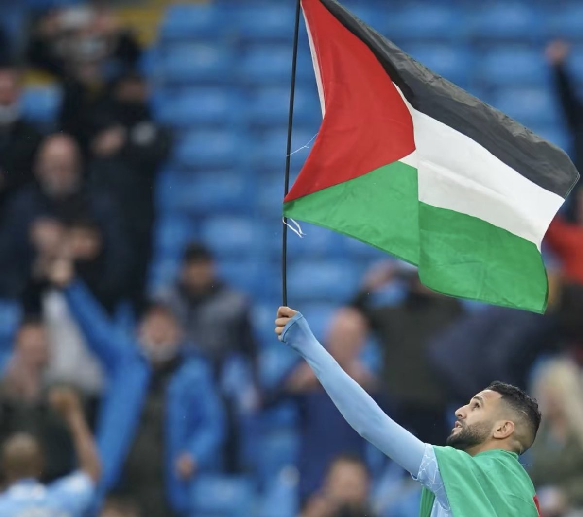 رياض محرز في قلب انجلترا وبين جماهيرهم رفع علم فلسطين عاليًا ولا شافهم شي ولا خاف منهم ولا اهتم لأي ردة فعل ممكن تصير منهم وقتها

الرجال مواقف مهما تغيرت الظروف والاماكن🇵🇸❤️