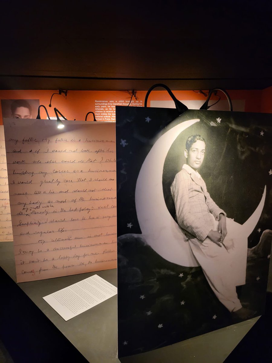 कितने लोग जानते हैं कि गांधीजी के आह्वान पर जेल जाने वाला पहला बाल सत्याग्रही कौन था? 50 साल पहले फेयर ट्रेड समूह का सहसंस्थापक कौन था? आजादी से पहले गांधी विचार पर युवाओं के राष्ट्रीय संगठन का नेता कौन था? मुंबई में उन्हीं रामकृष्ण बजाज की जन्म सदी पर प्रेरक प्रदर्शनी देखी।