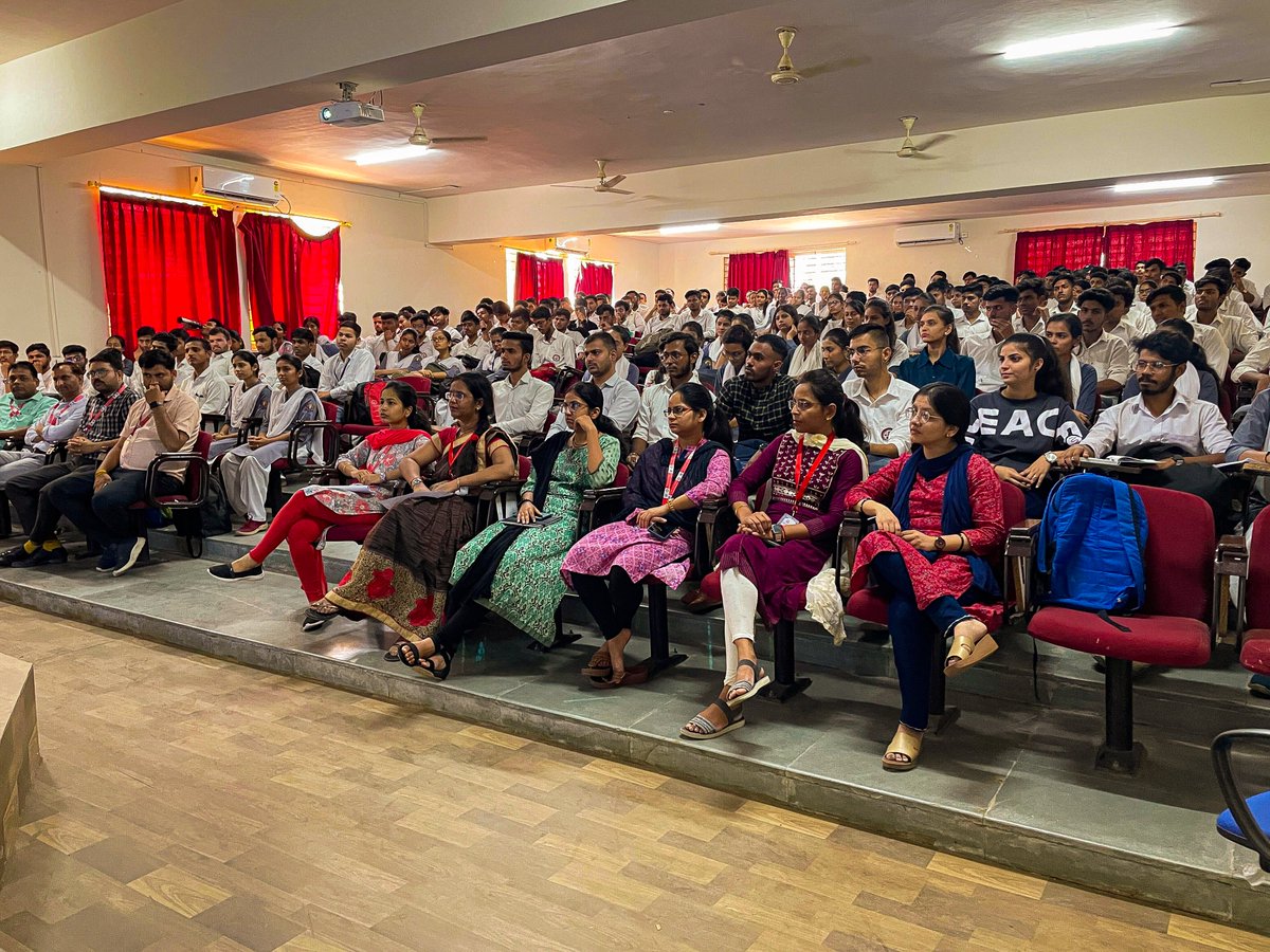 riseinweb3's tweet photo. Today, we made an incredible visit to the Chameli Devi Group of Institutions! 🎉

With over 150 enthusiastic students and participants, it was an event of great significance.

Thank you for being so supportive! 🙌
#RiseInIndiaTour @CryptoRiyaYadav https://t.co/gHXg9f7lMy