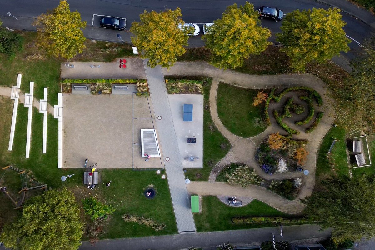 Gestern wurde der Mehrgenerationenplatz Backermatt in Kleve nach zweijähriger Bauzeit offiziell eingeweiht. Der Platz ist durch die Vielfältigkeit der neuen Angebote und Nutzungsmöglichkeiten ein Treffpunkt für Menschen jeden Alters: kleve.de/stadt-kleve/ra…