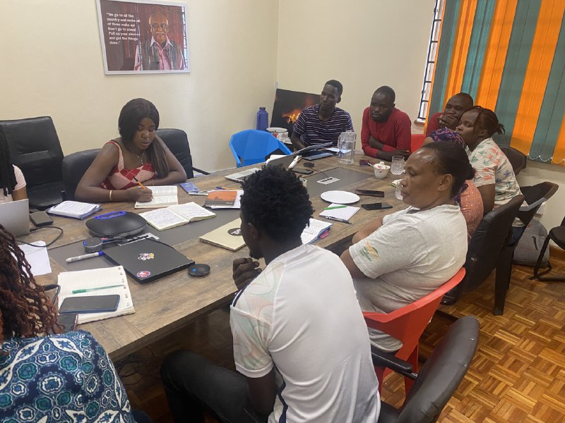 Wanavijiji_sdi's tweet photo. Learning exchange between @Wanavijiji_sdi  youth from Mukuru, Kibera and Mathare and students of Liverpool School of Tropical Medicine, Liverpool, UK . We were pleased to discuss our community-based approach and how they are able to influence change in their community.

#InclusiveCities #MakingSlumsVisible #Arise