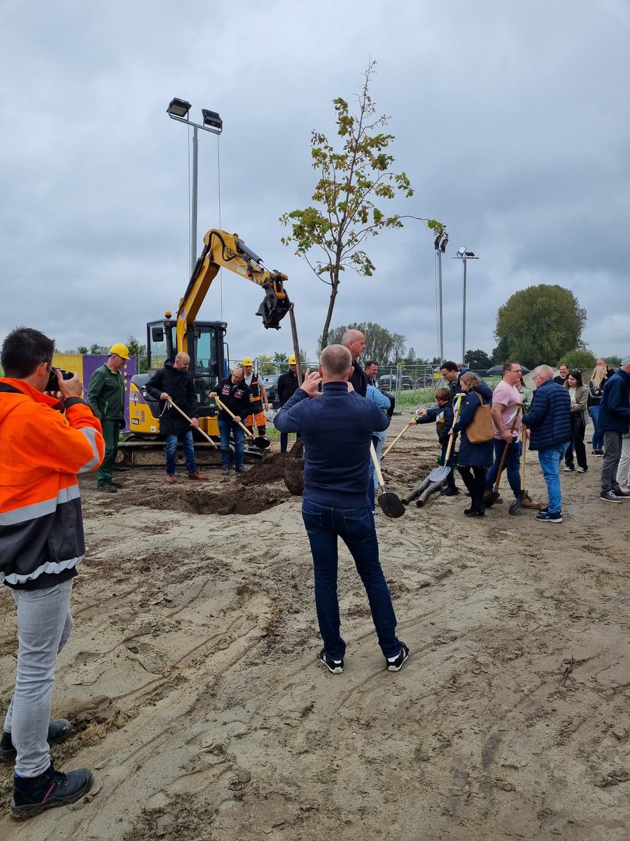 Starthandeling nieuwbouwplan #Maartenshof te #Axel Mooi om hier een belangrijke bijdrage aan te mogen leveren! #bouw #infra #ondergrondsenetwerken #groen

Wethouder plant een boom en toekomstige bewoners vullen het plantgat aan. #samenwerking