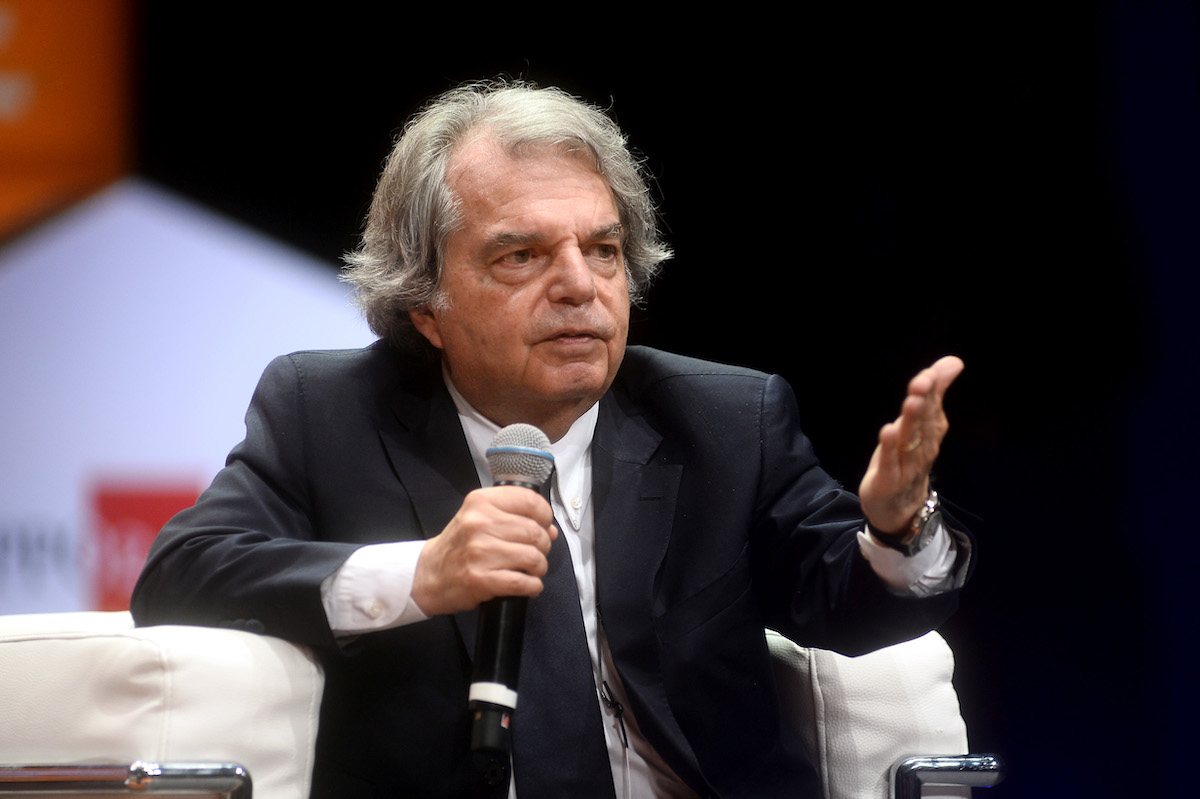 leo_cecchi91's tweet photo. Brunetta, messo a capo del Cnel, oggi è riuscito a far naufragare il salario minimo, facendolo bocciare e dando quindi l'assist al governo per impedire una sperimentazione.

Brunetta, che è stato tre volte deputato, due volte europarlamentare e due volte ministro, dice infatti che il salario minimo non serve.

Vada a spiegarlo a chi guadagna 3 euro l'ora.
Vada a spiegarlo a quei padri di famiglia che per arrotondare io stesso vedo in giro la sera in motorino a consegnare pizze ad adolescenti.
Vada a spiegarlo a chi d'agosto va a lavorare nei campi per delle miserie.

Un altro bel goal della destra.
Complimenti a chi fa l'operaio e li ha votati.