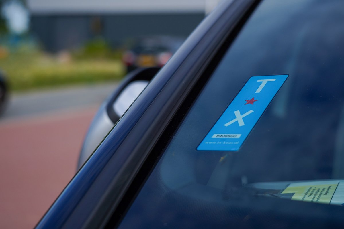 TX-Keur handhaaft streng op misbruik van taxikeurmerk. Inspecties op straat en digitaal toezicht waarborgen de #kwaliteit en #betrouwbaarheid van het Nederlandse #taxivervoer.  <a href="/KNV/">KNV</a>  <a href="/TUVNederland/">TUV Nederland</a>  pitane.blue/2023/10/12/tx-… #txkeur