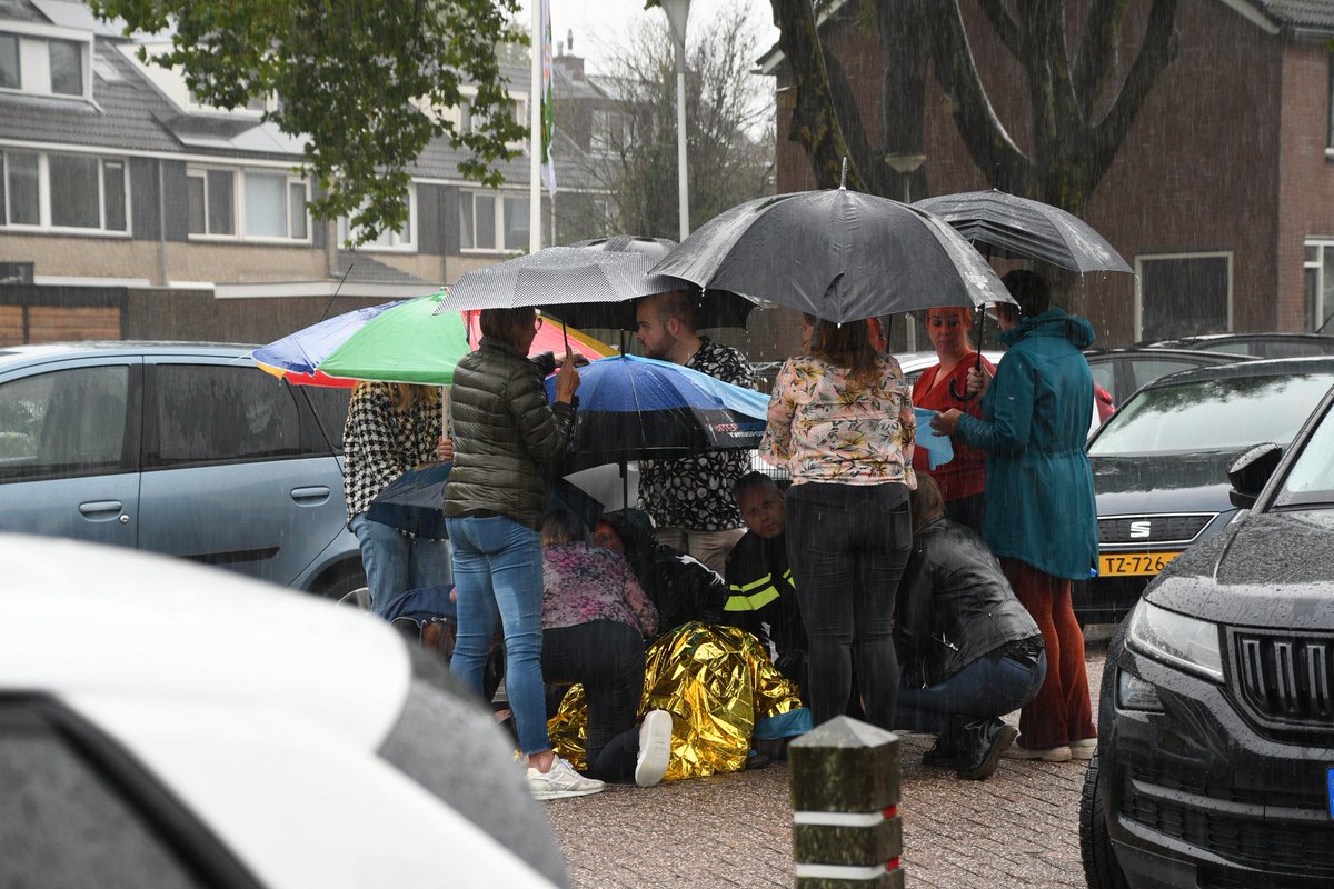 JustinEgberts's tweet photo. Meerdere omstanders schoten vandaag dit slachtoffer te hulp tijdens een landurige en hevige regenbui. Ze verzamelde paraplu's en een zeil om het slachtoffer droog te houden, ondanks dat omstanders doorweekt raakten. #Oudewater #DeCope https://t.co/bCkRDHcRn2