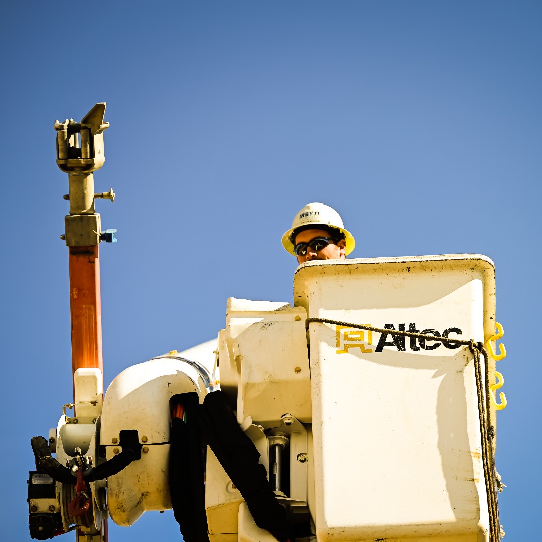 IrbyConst's tweet photo. We see you, Dillon Anglum! ๐ Stay safe out there rebuilding those T-lines in Oklahoma!
#IrbyConstruction #Irby #AbsolutePerformance #QuantaServices #Quanta #WeAreQuanta #AlmostFriday #ThatWeekendFeeling #Friday #Safety #SafetyAlways https://t.co/9pEJr7oHNs