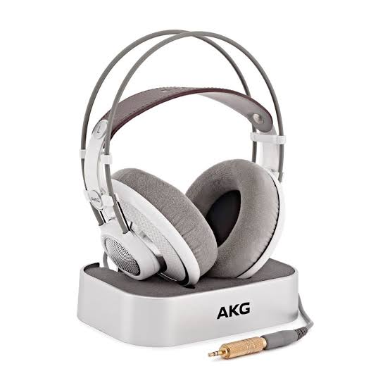 shiofuki1214's tweet photo. AKG K701
デザイン今見ても秀逸だと追うな
#AKG
#K701
#澪フォン
#けいおん
#アニメ
# https://t.co/Ld7D2p3jYM