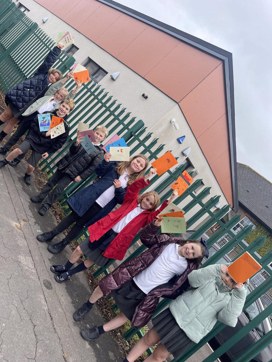 Ysgol_y_Castell's tweet photo. Mae dreigiau blwyddyn 4 a 5 wedi mwynhau creu a phostio cardiau  Shwmae, Su’mae yn barod am ddiiwrnod o ddathlu yfory! #shwmaesutmae #sicastell https://t.co/Ufk6jqSgBi