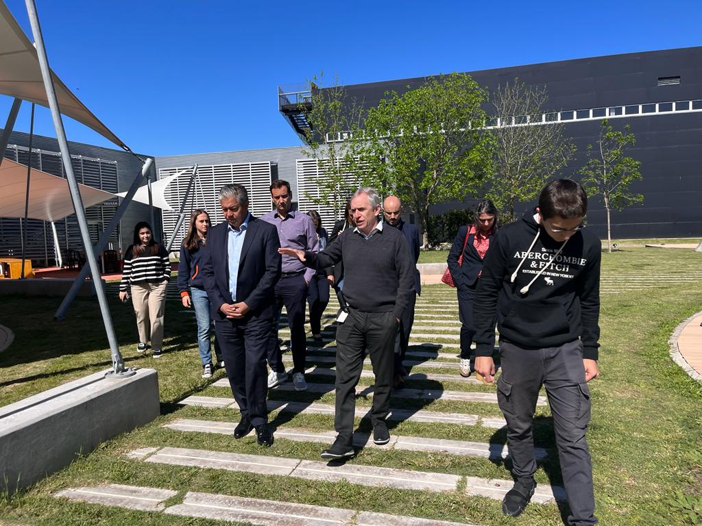 Rolo_Figueroa's tweet photo. En la localidad de Campana recorrimos junto a @ludovicogrillo las instalaciones de la Escuela Técnica Roberto Rocca @etrrar, elegida como una de las mejores 50 escuelas del mundo. Queremos replicar experiencias exitosas, porque la formación de los jóvenes va a ser una prioridad https://t.co/KhJo7N64yI