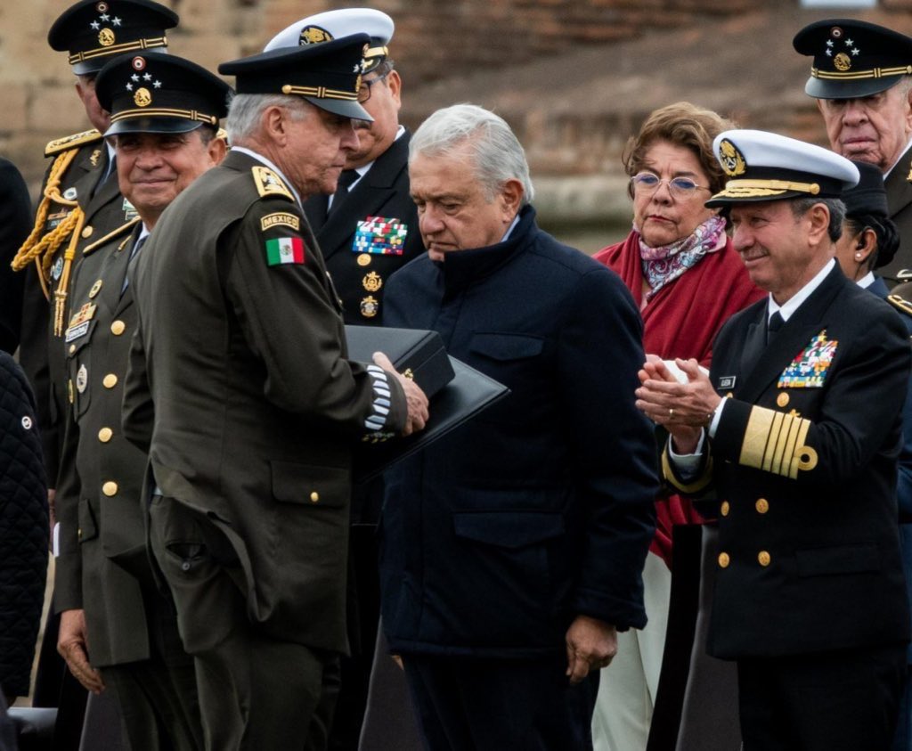 alfredobrito's tweet photo. Que van a hacer @MarxArriaga @monerorape @monerohernandez @JesusRCuevas @jenarovillamil #Naredo #Elfisgon #Epigmenio @fernandeznorona @CitlaHM con la foto de .@lopezobrador_ y el General Cienfuegos? Se la harán rollito para meterla en la cabida más austral de su ser? #Mañanera https://t.co/jNUYqCvSqY