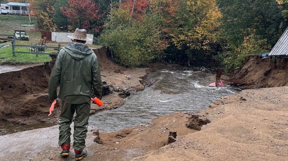 Camping Bivouak à Saint-Élie-de-Caxton: Crue dévastatrice emporte plage et lac. Copropriétaires Mirelle Brind'Amour et William Gagnon inquiets des dégâts. Le lac était une oasis de paix et lieu de rassemblement.
Crédit Photo: MIRELLE BRIND'AMOUR-Radio-Canada