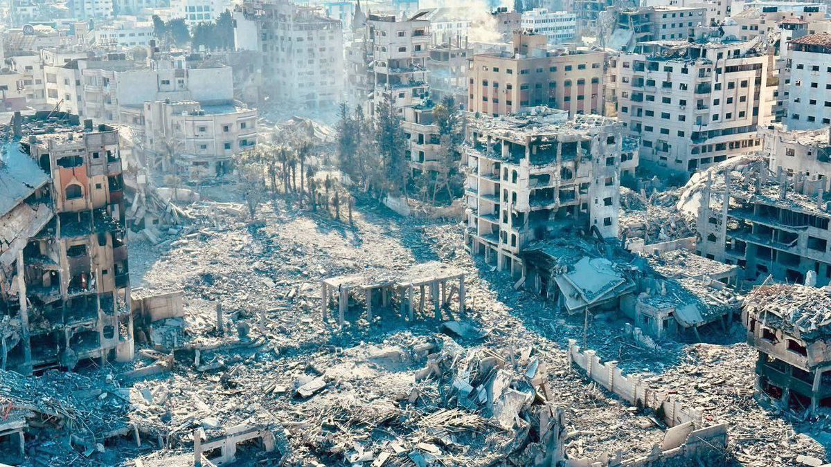 Fatema20d's tweet photo. Entire residential squares are being destroyed by continuous bombing. Thousands of people are homeless, with no food, drink, or life necessities. Help the people of Gaza now.🙏💔⤵️

https://t.co/fEGYFpFo6N https://t.co/gaR4nNv7tm