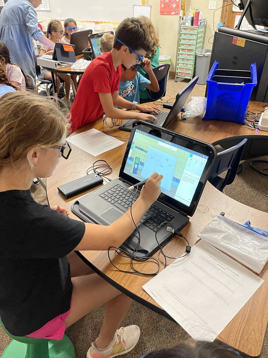 Mrs. Aguirre teaching circuits with ZSpace. The students are learning how to create different patterns of circuits. <a href="/kaysantarita/">Kay Scott</a> <a href="/techwithfeck/">Jennifer Feck</a> #zspace