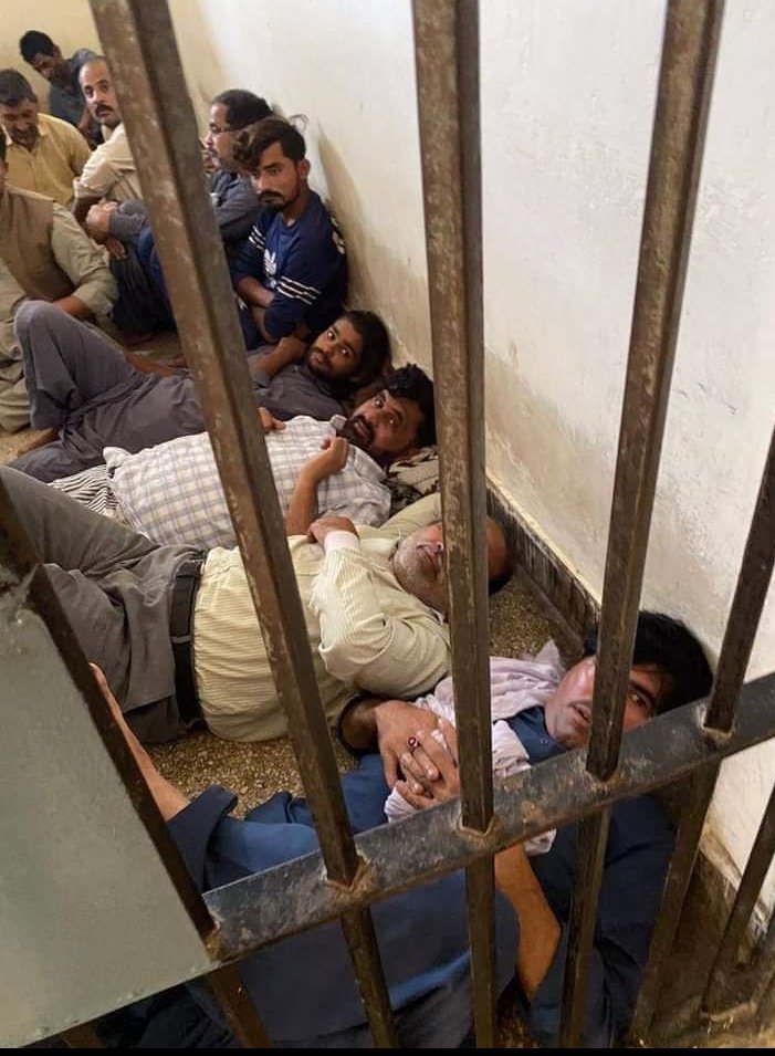 VOT_official_PU's tweet photo. محکمہ تعلیم کے تمام افسران سے میری دست بستہ گزارش ہے۔ براہ کرم اگر آپ ہمارے ساتھ کھڑے نہیں ہو سکتے تو کم ازکم حکومت کے ساتھ بھی کھڑے مت ہوں۔ حکومت کا ہر وار ہم سہہ جائیں گے لیکن آپ اپنے لوگوں کے زخم ہماری روحوں کو چھلنی کریں گے۔ ہمیں ایسے گھاؤ نہ دیں جو کبھی مندمل نہ ہو پائیں۔ https://t.co/lRPKKCR09x