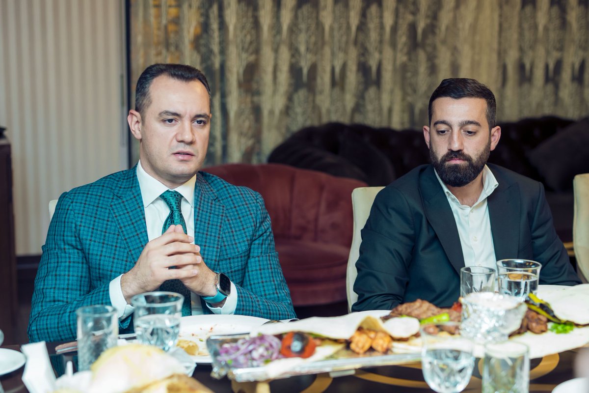 FarhadGarashov's tweet photo. Marsol Group-un təşkil etdiyi "İşgüzar Axşam Ziyafəti"-ndə #KOBİA İH sədrinin 1-ci müavini Natiq Həsənovla birlikdə təmsil etdiyimiz sahələr üzrə sahibkarların suallarını cavablandırdıq və qarşılıqlı fikir mübadiləsi apardıq. #b2b #marsolgroup #biznesgörüş #sahibkar https://t.co/11qFDYf3BW