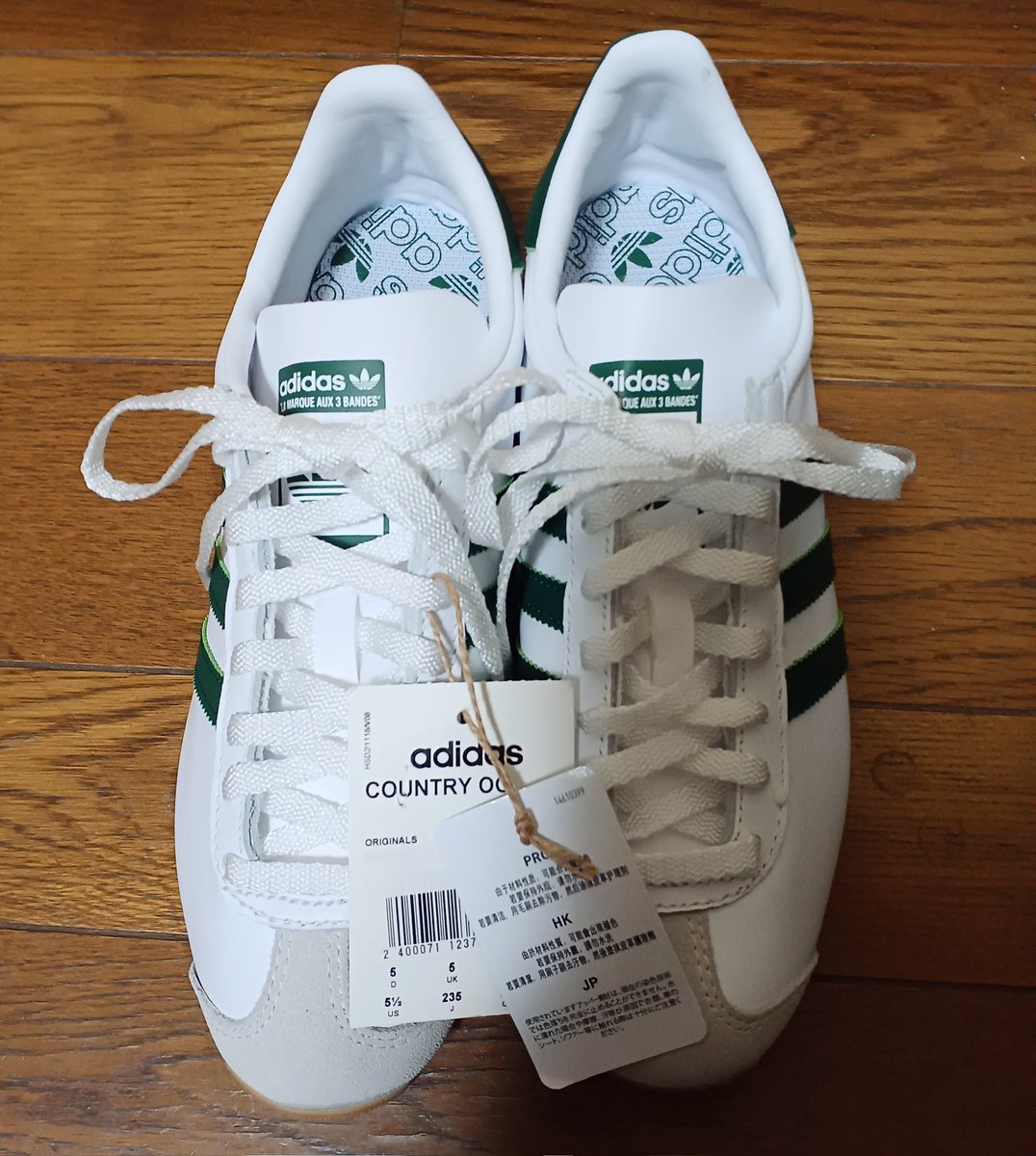 TCo0112's tweet photo. 欲しかったadidasのスニーカーCOUNTRY OGというモデルの復刻版をドンキで定価のマイナス1万円で見つけて購入してきました!嬉し過ぎる🎵😆ビバリーヒルズコップという映画でエディ・マーフィーが履いてるやつです。#adidas #アディダス #COUNTRYOG #スニーカー https://t.co/UF7eQ6l71u