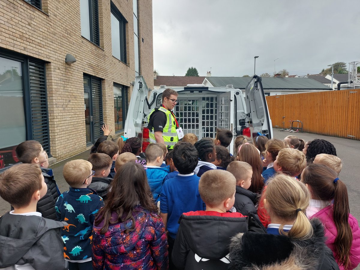 Blairdardiepri's tweet image. Primary 2B was so excited to have a police officer and come talk about how he helps the local area, and the important tools he uses! #positiveimpact #learningtogether #ourlocalarea