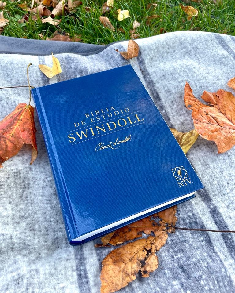 tyndaleespanol's tweet photo. La Biblia de estudio Swindoll (NTV) está disponible en cuatro formatos: SentiPiel Negro, SentiPiel Café/Azul/Turquesa, SentiPiel Café/Café claro, y tapa dura.
Encúentrala en tu librería cristiana más cercana.
. . .
#Swindoll #Bibliadeestudio #Biblia #NTV #Fall #Otoño https://t.co/0WaSMtqJh0