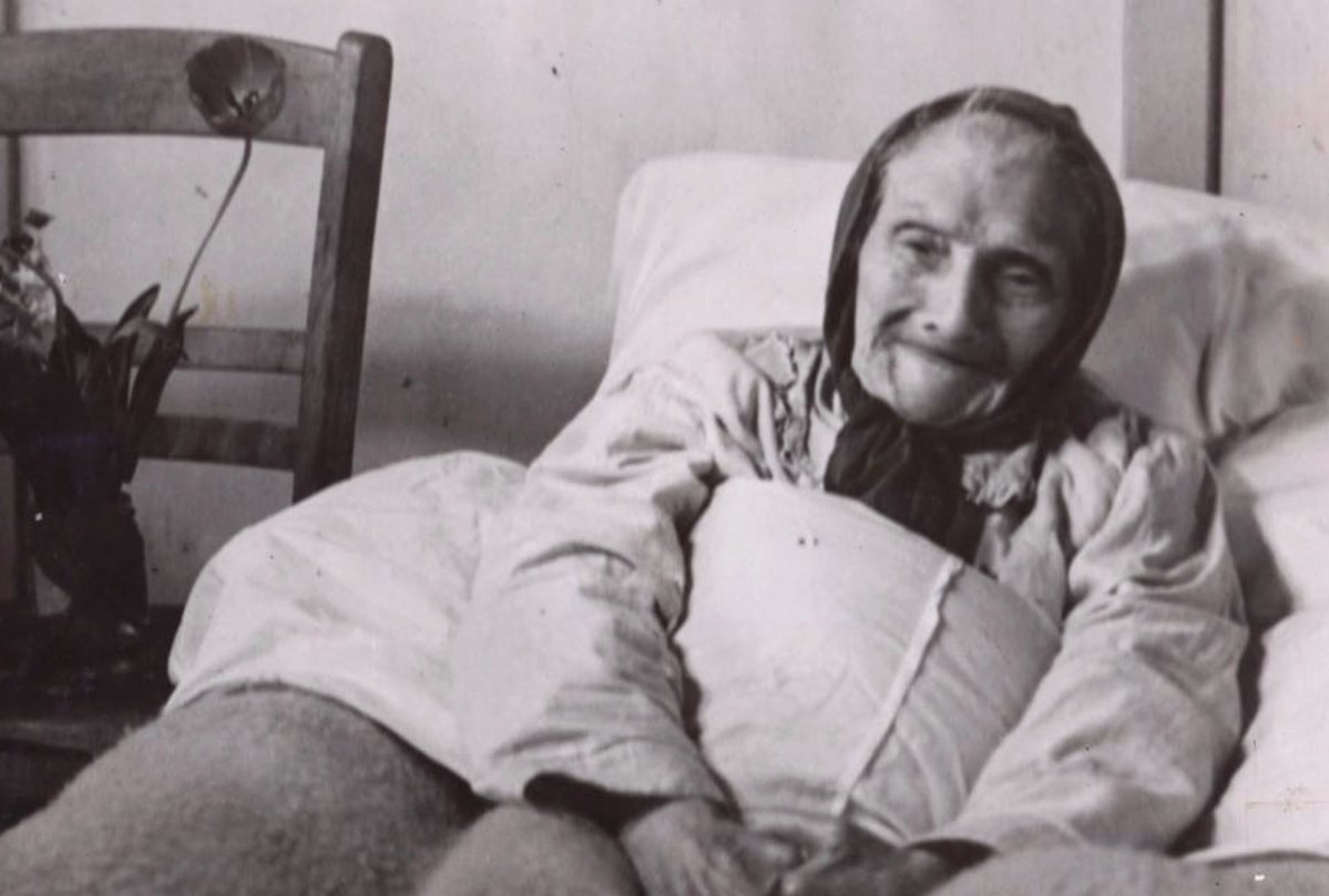 RudiGeerts's tweet photo. The oldest Dutch Holocaust victim: 
Klara Borstel Engelsman (102), murdered #OTD October 12, 1944
1/n
It is known that the Nazis made no distinction in age when deporting Jews in the Netherlands. The result was that venerable elderly were also murdered in Auschwitz and Sobibor. https://t.co/dnug9Z5HkK