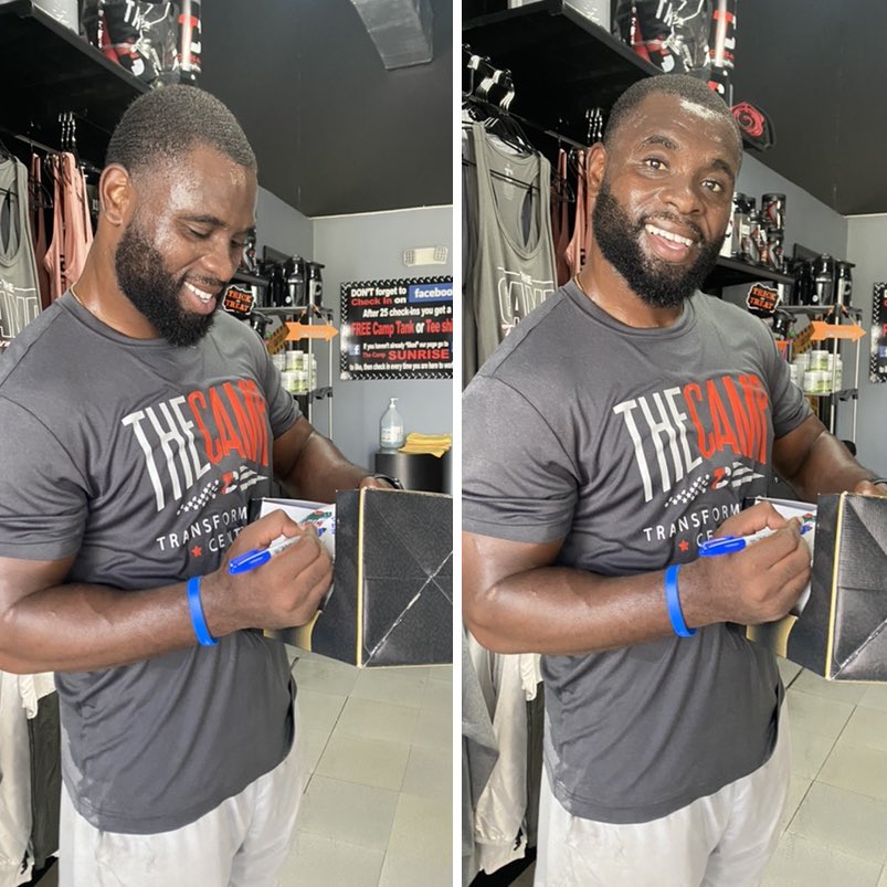 laraleader's tweet image. I needed a raffle prize for an upcoming Gator event. @LilMade21 came through!! He is always there for the fans 🧡💙 @GatorsFB @FloridaGators @ufalumni @UFBarstool