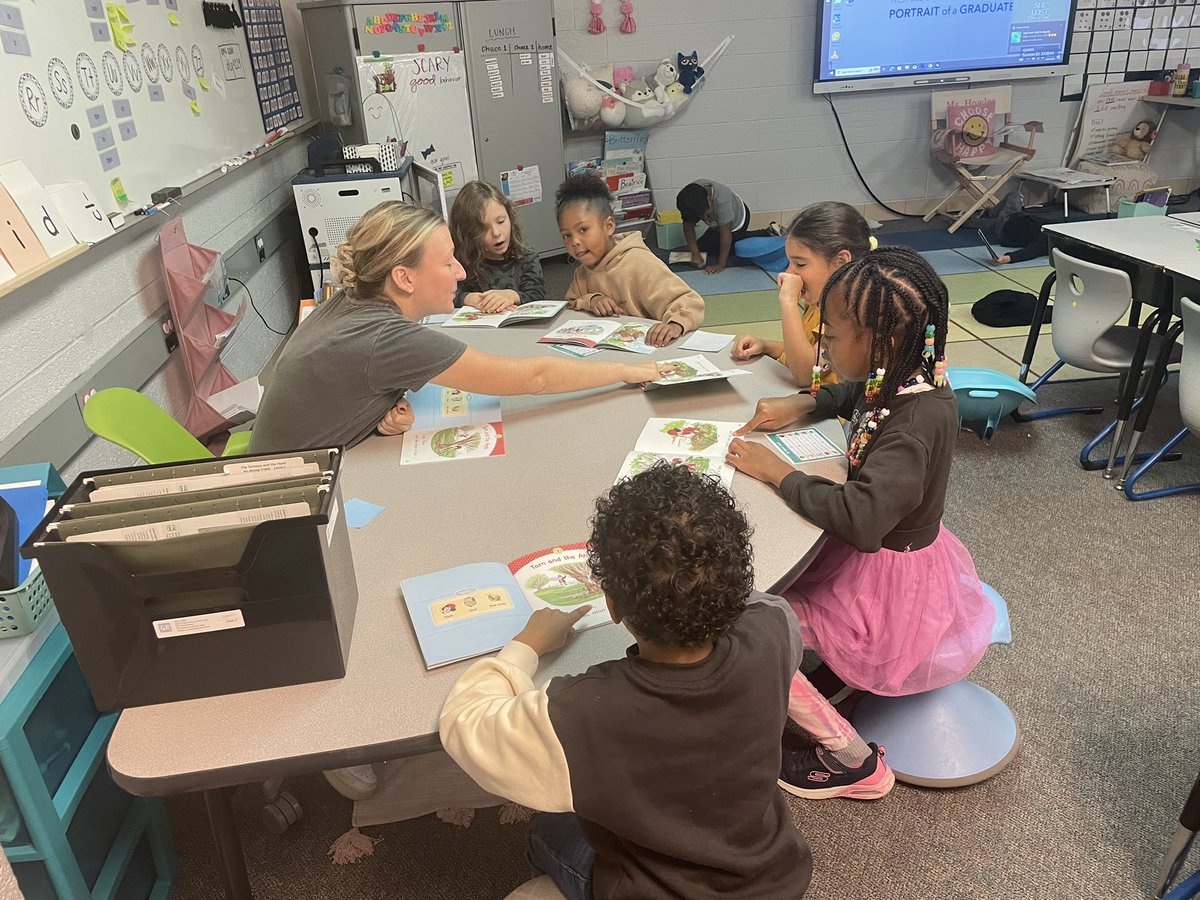 Long_WBStronger's tweet photo. Wow! @ahowles18 class was crushing it during Reading Workshop!  So impressed with how @ahowles18 differentiates for each reader! @FannonFan19379 @WBSDHuskies #OnlyWB https://t.co/M357EKRPTm
