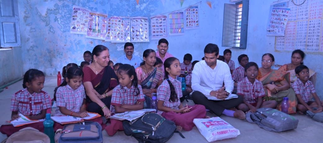 dpro_peddapalli's tweet photo. మంథని మండలం కాకర్లపల్లి గ్రామంలోని మండల పరిషత్ ప్రాథమిక పాఠశాలను ఆకస్మికంగా తనిఖీ చేసి పాఠశాల విద్యార్ధులతో కలిసి టిఫిన్ చేసిన అనంతరం బోధిస్తున్న పాఠ్యాంశాలపై విద్యార్థులకు ఉన్న విషయ పరిజ్ఞానాన్ని అడిగి తెలుసుకున్న జిల్లా కలెక్టర్ ముజమ్మిల్ ఖాన్. @Collector_PDPL @ashok_korem https://t.co/PpyJ0CPEM5