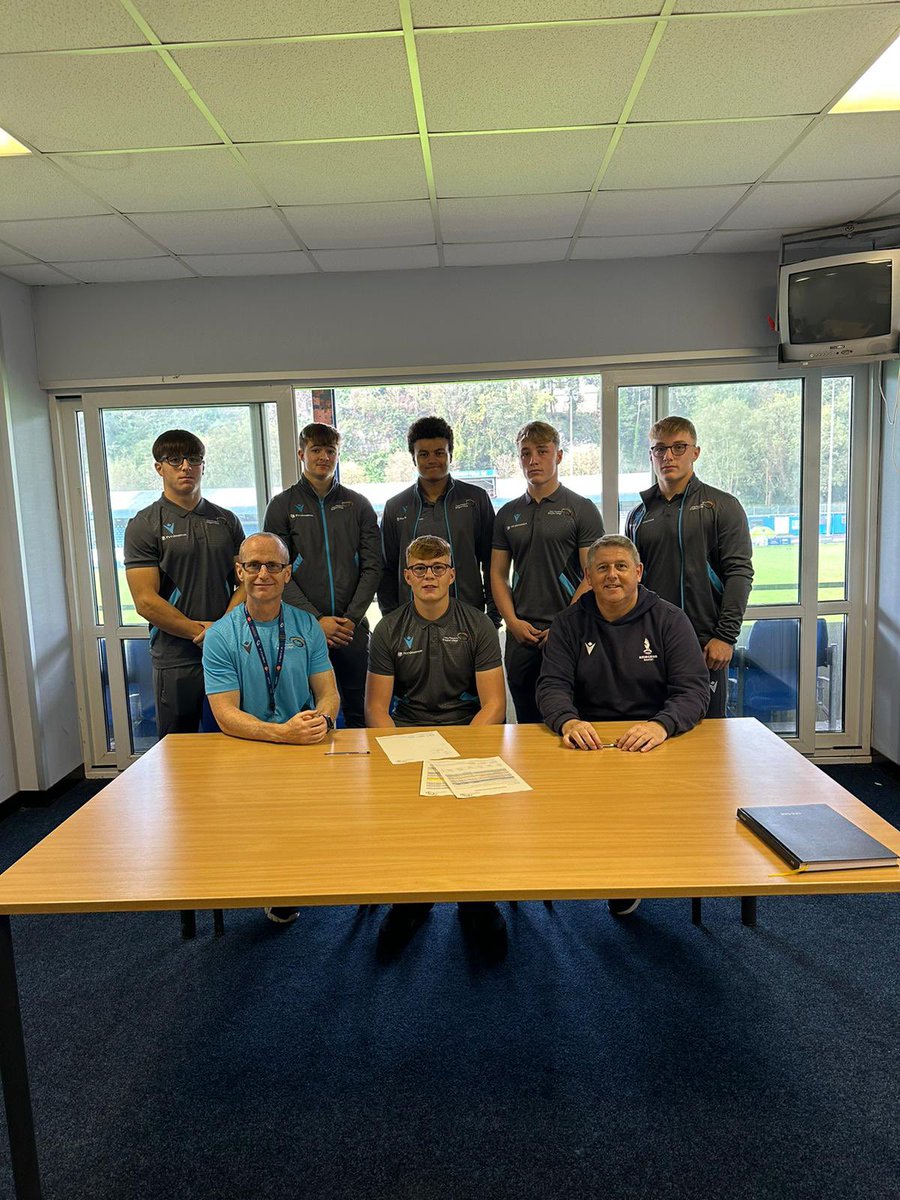 BridgendRugby's tweet photo. A massive thank you to @bridgendravens and Craig Thomas for collaborating with our sponsors to allow these young men to pursue a vocational education alongside a rugby program as part of the #bridgendrugbypathway  and the new rugby scholarship 👨‍🎓🏉👊💪 https://t.co/DuhtNPSYll