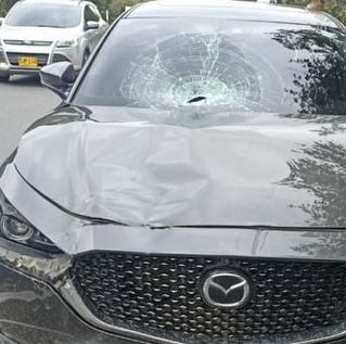TaxisLibres4's tweet photo. Lamentablemente hace unos minutos, en la recta Cali-Palmira, por el sector del peaje, ocurrió un siniestro vial entre una camioneta y un ciclista. El ciclista en cuestión perdió la vida. Invitamos a nuestra comunidad a conducir de manera prudente y a acatar las normas de tránsito https://t.co/cRaVYJabsj