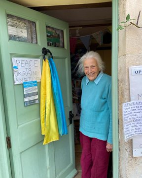 British woman Anna Chapman raises money for Ukrainians every day by selling ice cream. She has collected over 5 thousand pounds (more than 5,8 thousand euros).

Source: ivalanaslavinska / Instagram