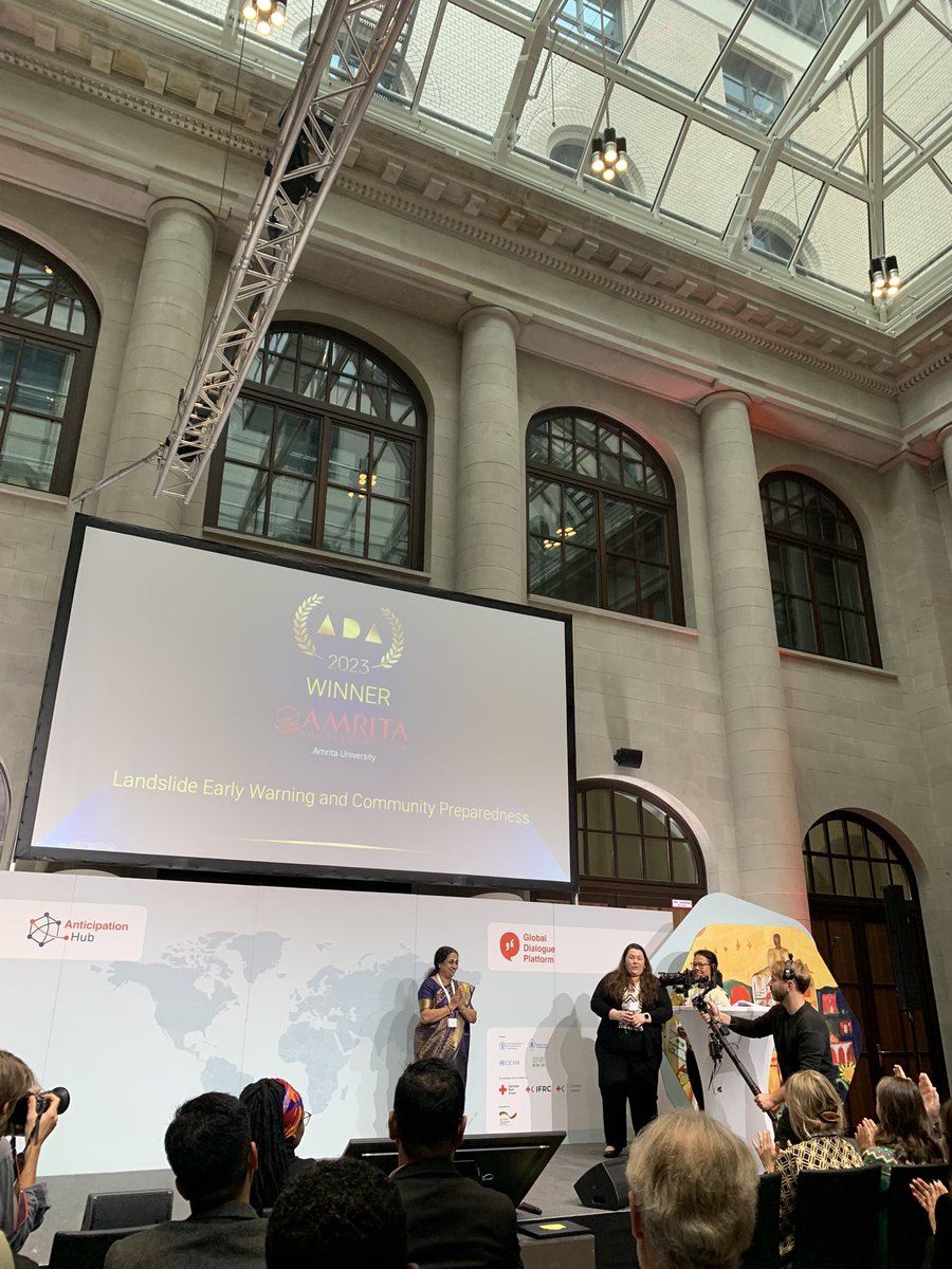 Årets #AvertedDisasterAward går till den indiska organisationen @AMRITAedu som byggt världens första trådlösa system för att förutse jordskred och kunna ge en tidig varning till de som är i riskzonen. En innovativ lösning som räddar liv. #GlobalDP