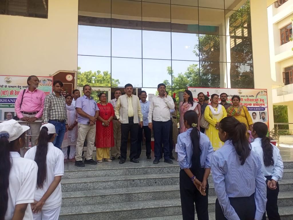 DrShwetaPandey3's tweet photo. #prerdparade के चयन के लिये @nssjhansi , @BUJHSOFFICIAL में आज प्रक्रिया पूरी हुई । इस वर्ष बालिकाओं के लिये विशेष अवसर है , सभी सीटें बालिकाओं के लिये ही सुरक्षित है 😊 @DrumeshkumarBU @CMOfficeUP @EduMinOfIndia @_NSSIndia @munnatiwaribu @Profmukeshpndy https://t.co/vwqvlvep9Q