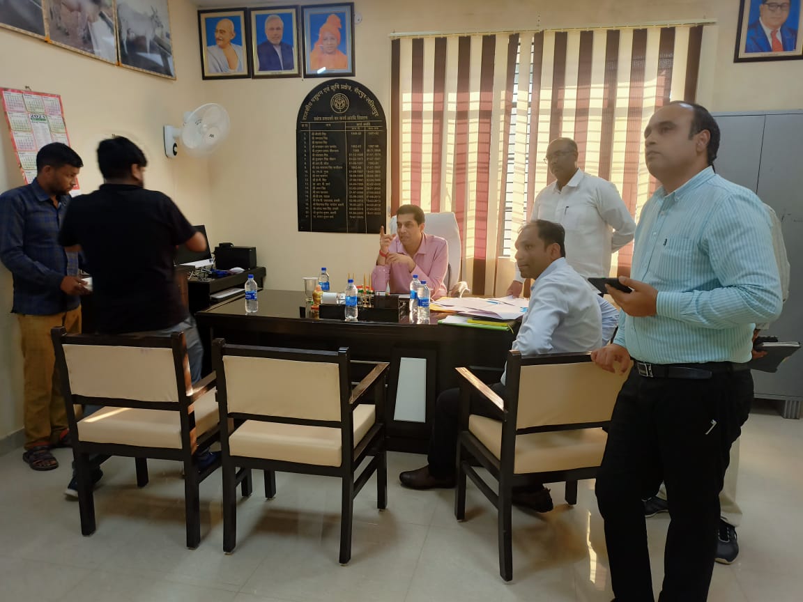 deo_lalitpur's tweet photo. जनपद में जल्द बनेगा बल्क ड्रग पार्क, कैबिनेट में प्रस्तावित भूमि को मिली मंजूरी
कार्यपालक अधिकारी  UPSIDC    ने फार्मा पार्क हेतु स्वीकृत भूमि का किया निरीक्षण
ललितपुर-मड़ावरा मार्ग चौड़ीकरण एवं पावर हाउस की स्थापना पर हुई चर्चा https://t.co/lCcjpv9Pfn