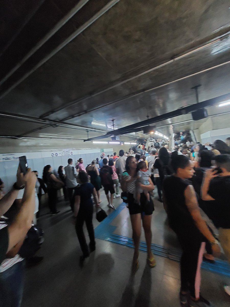 Viihnks's tweet image. Evacuaram a porra da linha azul inteira, fizeram todo mundo sair  #MetroSP