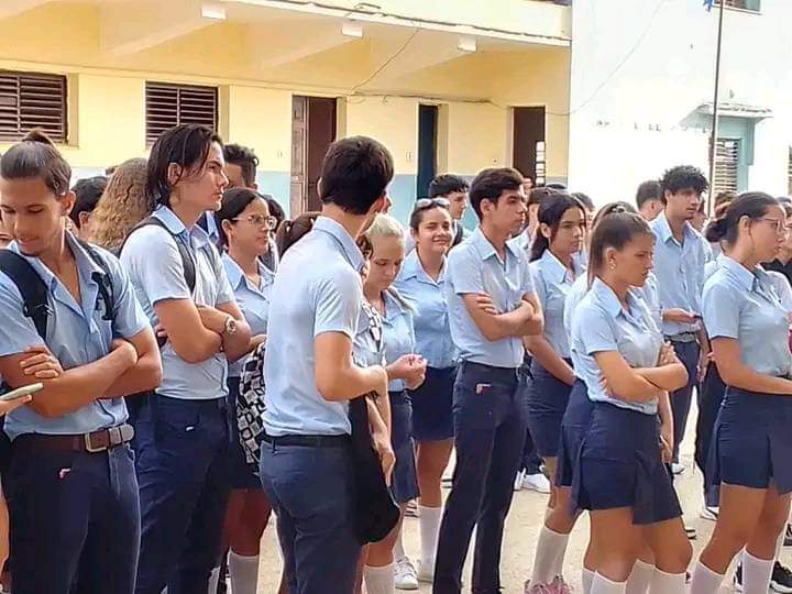 Estudiantes de #CiegodeAvila listos para la recta final y el último exámen para ingresar en la Educación Superior.
#EducaciónCiegodeAvila.
#LatirXUnEneroDeVictorias
