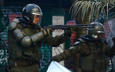 PiensaPrensa's tweet photo. Le completamos la noticia: El ex Tte.Coronel, Claudio Crespo Guzmán (G-3) suma nueva formalización por atacar con escopeta y disparar en el rostro a un joven (mecánico) el año 2018 en Huechuraba. Se le imputará 3 delitos, apremios ilegítimos, detención ilegal y obstrucción a la justicia.
Además debe asumir el Juicio en el caso de Gustavo Gatica.