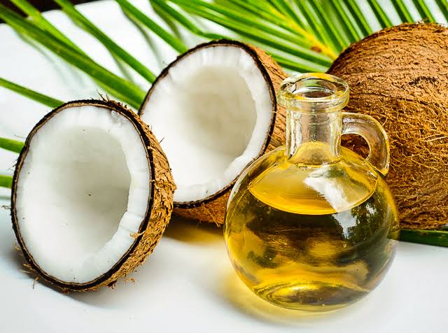 Nig_Farmer's tweet photo. #NaijaFarmerTips

Many young people have grey hair &amp; would want it reversed.

Solution

Get Curry leaves
Cup of Oil e.g Coconut Oil

Boil the curry leaves in the cup of oil, till it turns black

Cool it &amp; apply/massage into hair 2-3 times a week

Leave overnight.

Tested 100% https://t.co/GMamXQRO8F