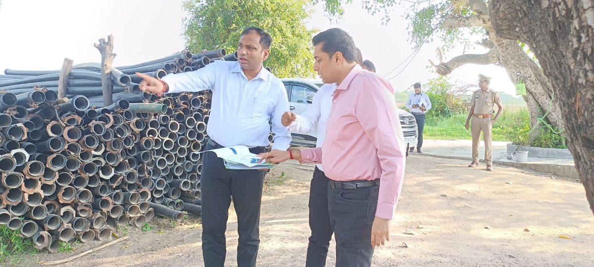 UPSIDA's tweet photo. CEO UPSIDA Shri @mayurias visits Lalitpur for a site inspection regarding the proposed Pharma park with DM Lalitpur Shri Akshay Tripathi.
#UPSIDA #industrial_development #future_of_development https://t.co/dGWI4UlMKe