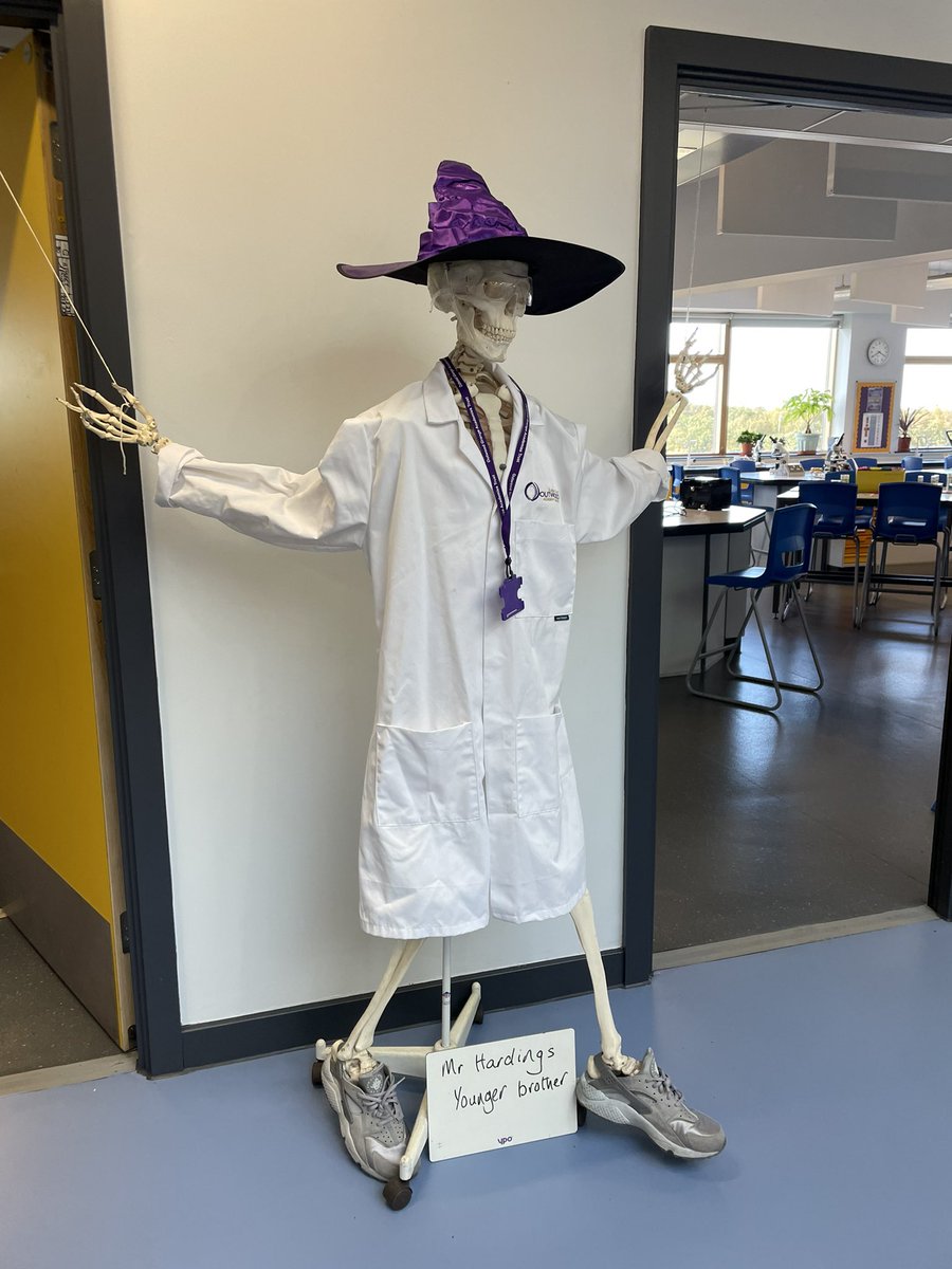 OACaScience's tweet photo. Mr Hardings younger brother is ready for Open Evening, are you? #itswhoIam #openevening #welcometocarlton @OutwoodScience @OACarlton https://t.co/CR5ZWYI1T1