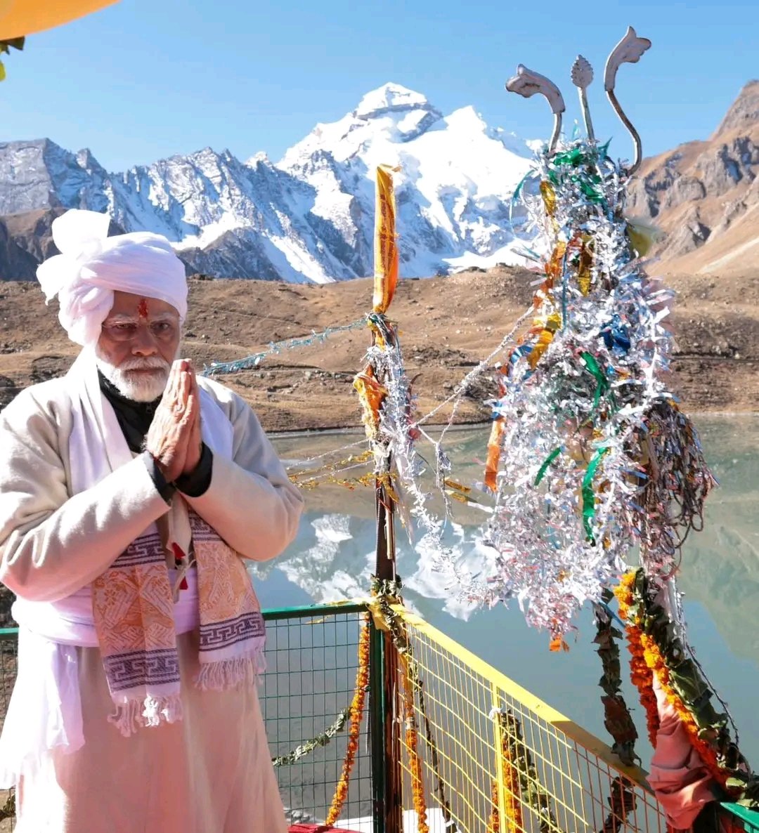 KCMishrabjp's tweet photo. ॐ नमः शिवाय

प्रधानमंत्री श्री @narendramodi जी ने आज पिथौरागढ़, उत्तराखंड में पवित्र पार्वती कुंड में पूजा-अर्चना की और आदि कैलाश के..!! हर हर महादेव 🚩🇮🇳🙏🙏 https://t.co/R5BCJBnKAX