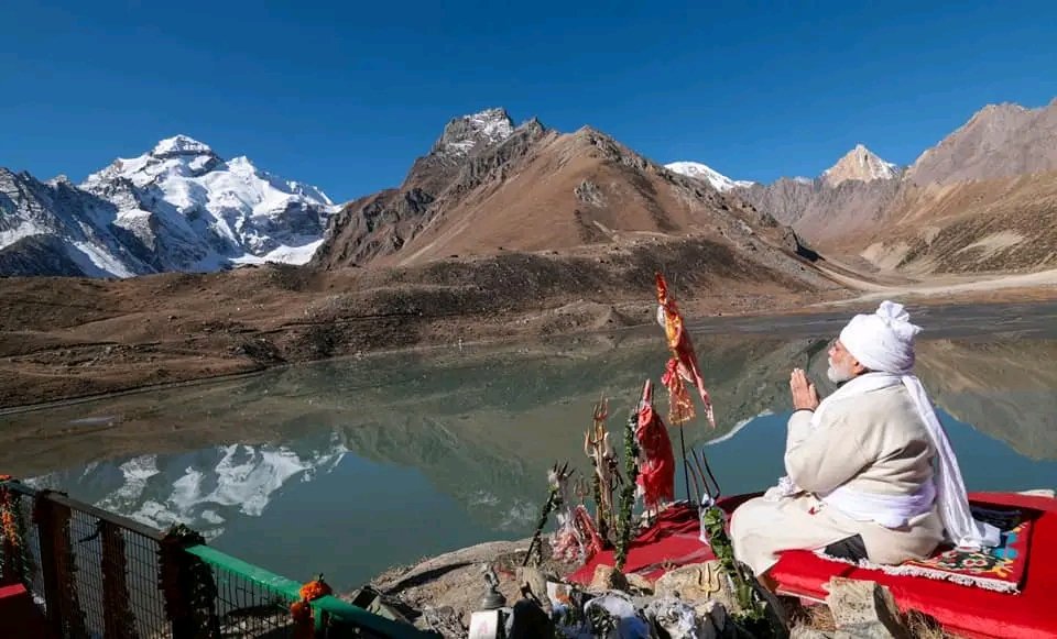 KCMishrabjp's tweet photo. ॐ नमः शिवाय

प्रधानमंत्री श्री @narendramodi जी ने आज पिथौरागढ़, उत्तराखंड में पवित्र पार्वती कुंड में पूजा-अर्चना की और आदि कैलाश के..!! हर हर महादेव 🚩🇮🇳🙏🙏 https://t.co/R5BCJBnKAX