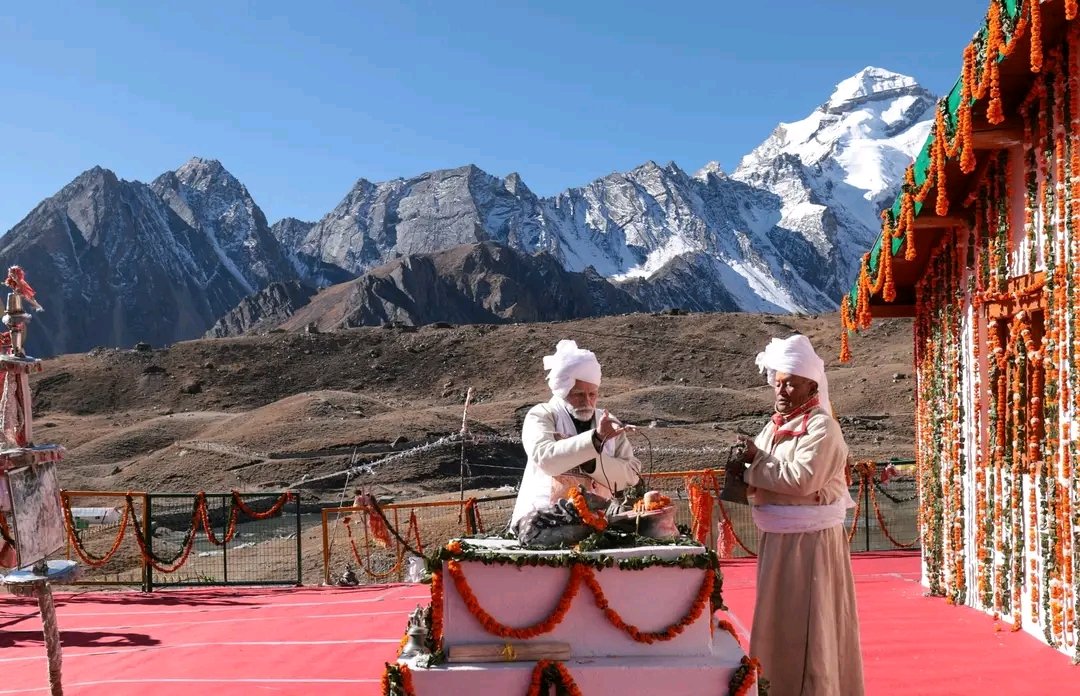 KCMishrabjp's tweet photo. ॐ नमः शिवाय

प्रधानमंत्री श्री @narendramodi जी ने आज पिथौरागढ़, उत्तराखंड में पवित्र पार्वती कुंड में पूजा-अर्चना की और आदि कैलाश के..!! हर हर महादेव 🚩🇮🇳🙏🙏 https://t.co/R5BCJBnKAX