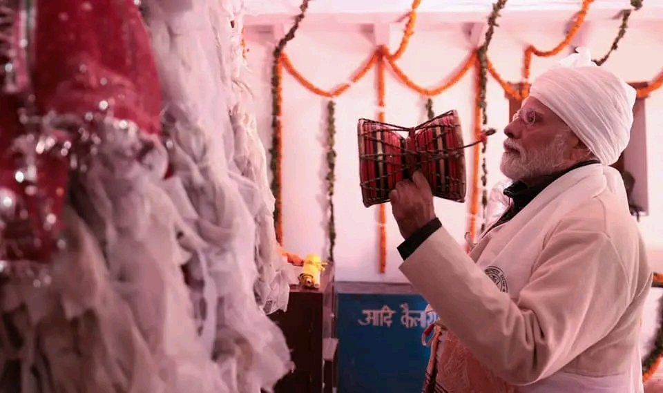 KCMishrabjp's tweet photo. ॐ नमः शिवाय

प्रधानमंत्री श्री @narendramodi जी ने आज पिथौरागढ़, उत्तराखंड में पवित्र पार्वती कुंड में पूजा-अर्चना की और आदि कैलाश के..!! हर हर महादेव 🚩🇮🇳🙏🙏 https://t.co/R5BCJBnKAX