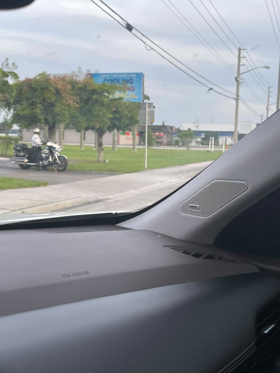 onlyinpalmbeach's tweet photo. Bike cops 🚔 are everywhere today ‼️ #Congress &amp; #Lantana / #MilitaryTrail across from @bankofamerica / #JohnI / #10thAve and #Davis ⚠️⚠️⚠️#OnlyInPalmBeach https://t.co/kyJNPrExfX