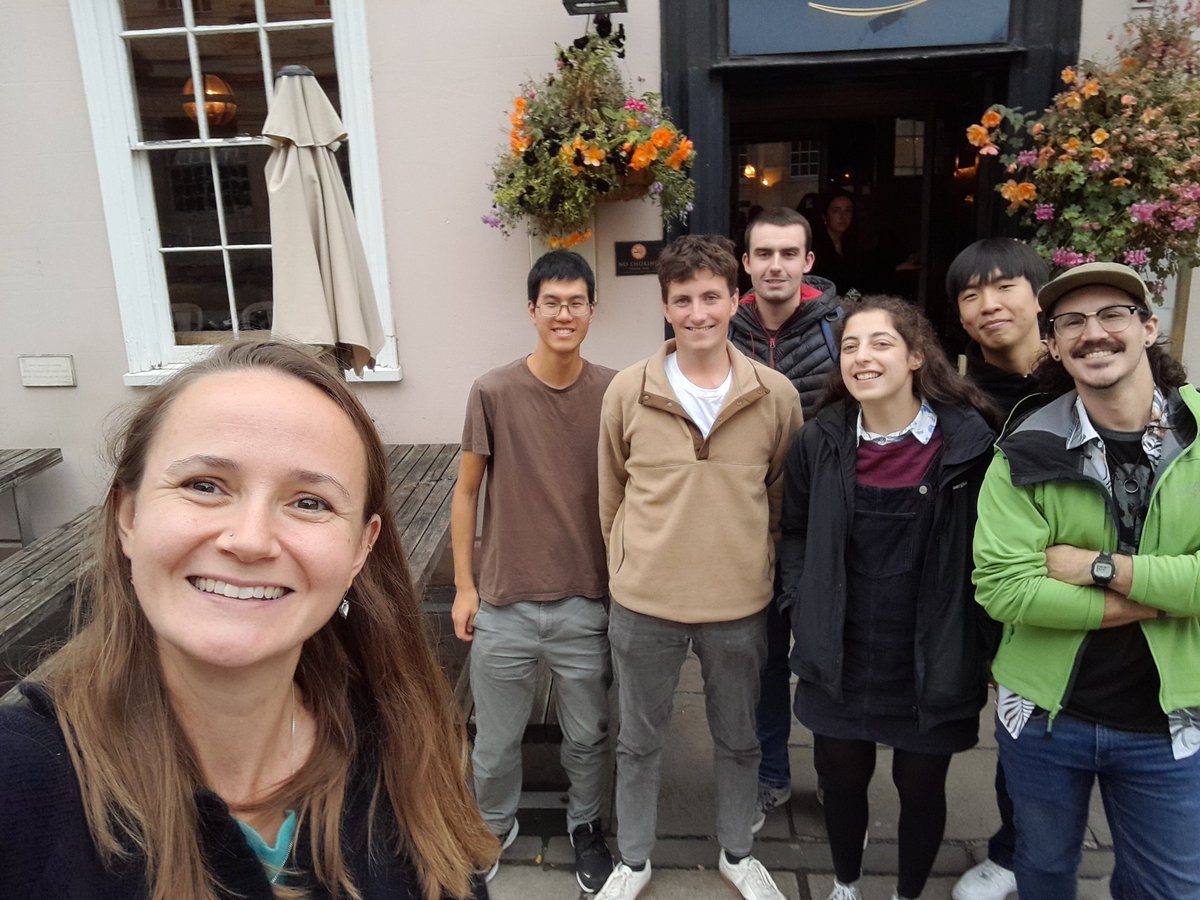 I have a research group!!! 🥰🥳😵‍💫 Kicking off the new academic year with a pub lunch before we start magnet-bothering in earnest... Watch this space for research updates on magnetism in subduction zones, stony-iron meteorites, asteroids and early Earth!