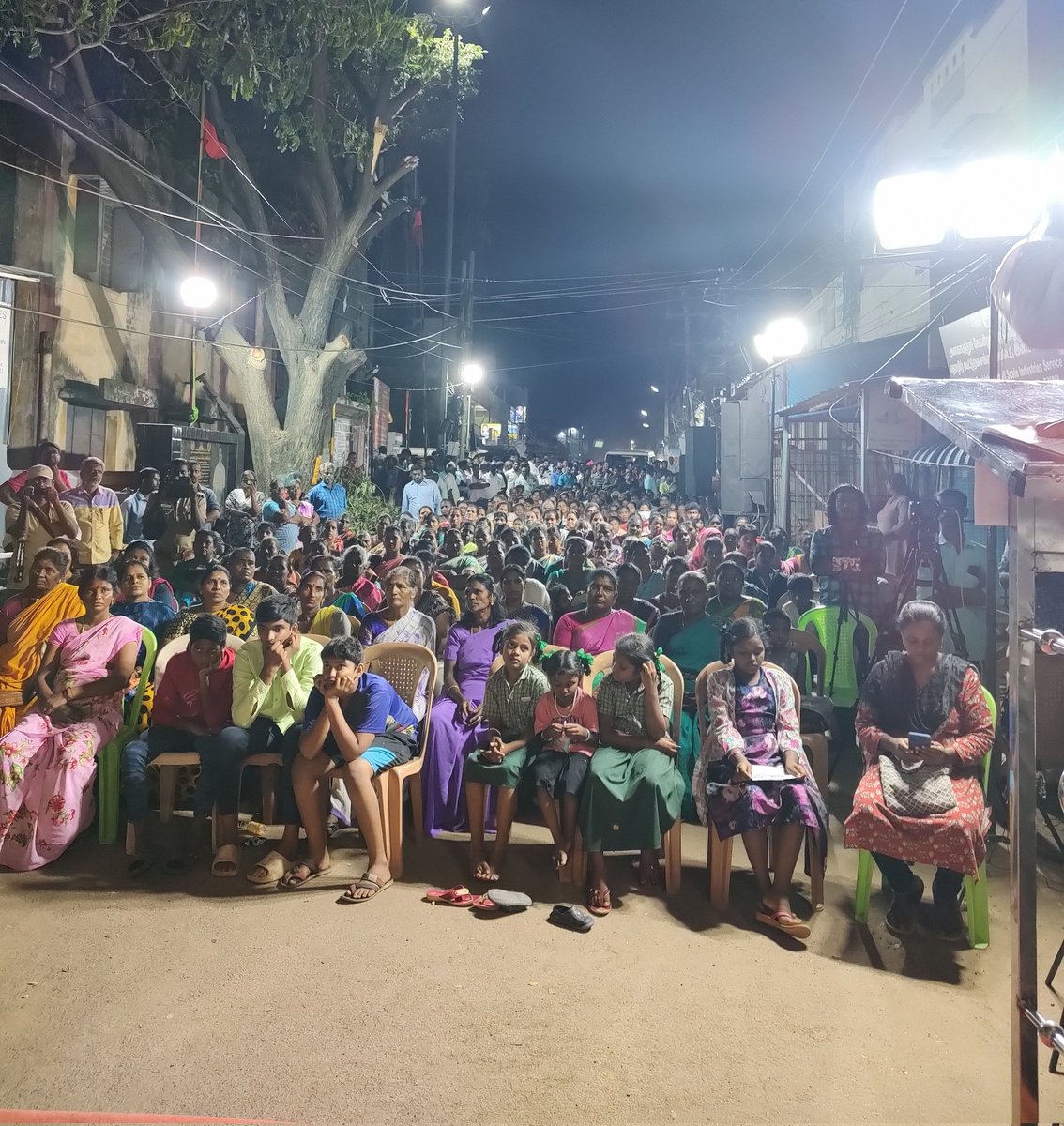 thiruja2009's tweet photo. அனகாபுத்தூர் கரை ஆக்கிரமிப்பை அகற்றுகிறோமெனில், ஆற்றிற்குள் கட்டிடம் கட்டிய மாதா கல்லூரியை என்ன செய்வீர்கள் தாம்பரம் மாநகராட்சியே?
கேள்வியோடு திரண்ட மக்கள். மாதா பொறியியல் கல்லூரிக்கா��� அடையாறு ஆற்றின் கரையை திருத்தி, சம்பந்தமில்லாத பொதுமக்களை பலியிடும் தாம்பரம் மாநகராட்சி அதிகாரிகள் பதில் சொல்வார்களா? உங்கள் நேர்மையற்ற அடக்குமுறை, அகற்றத்தை தொடர்வதை நிறுத்துவீர்கள் என நம்புகிறோம். 
@tambaram_corp @chennaicorp 
@KarunanithiMla